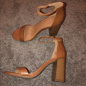 ❌SOLD❌Tan heels